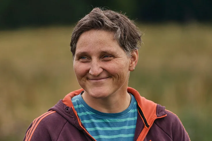 Frau lächelt in die Kamera.