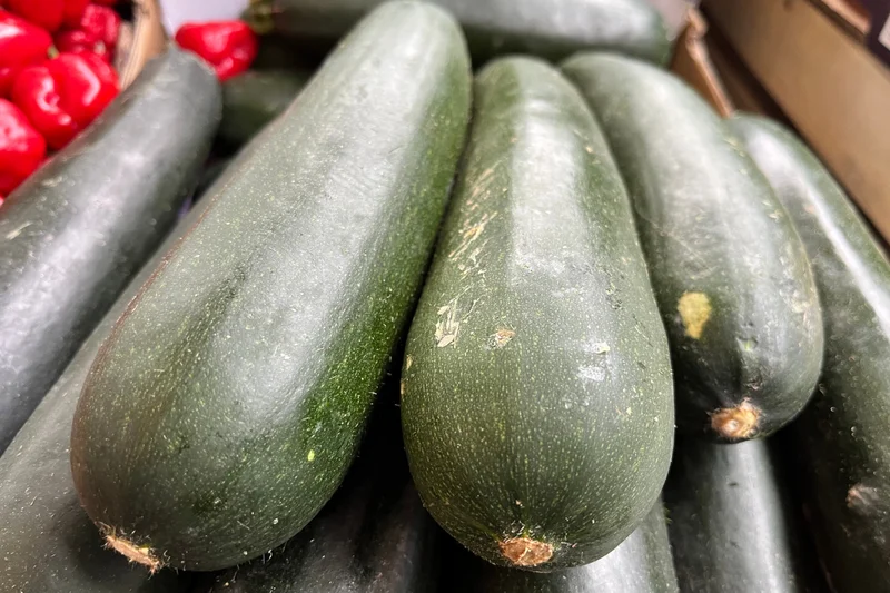 Grüne Zucchini neben- und aufeinander. Klick führt zu Großansicht.