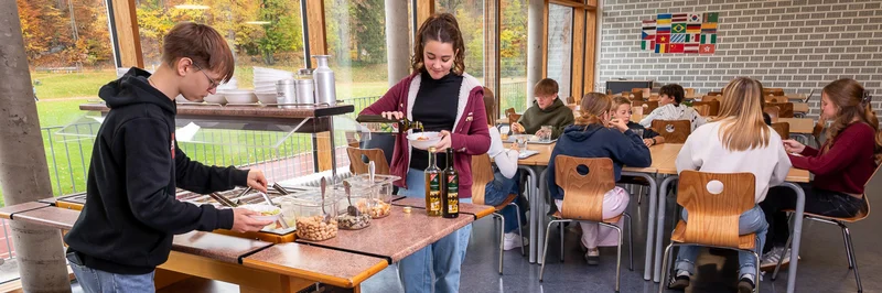 Schulkantine: Schüler und Schüler am Salatbuffet in Schulkantine.