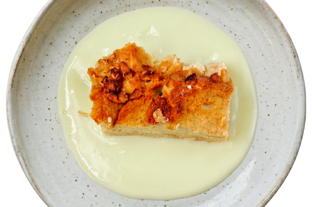 Süßer Brotauflauf mit Vanillesoße. 