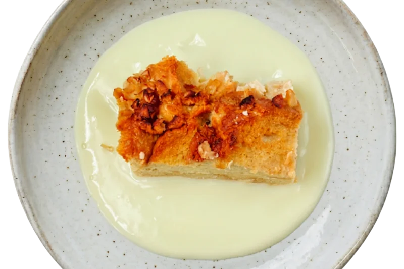 Süßer Brotauflauf mit Vanillesoße.