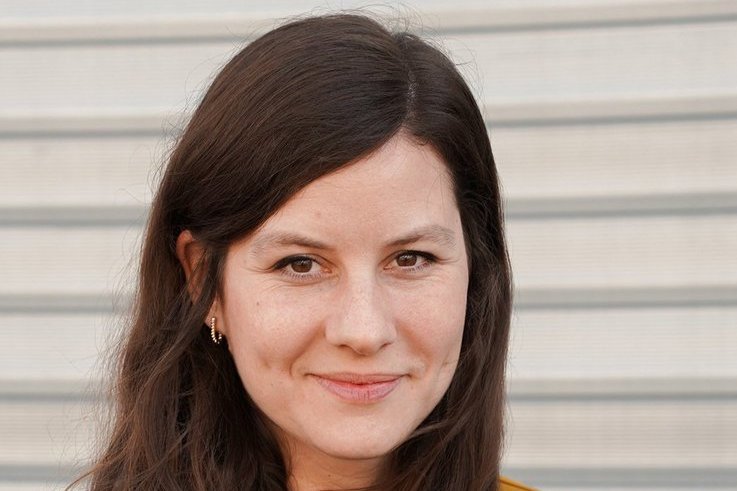 Porträt Constanze Metz. Klick führt zu Großansicht in einer Lightbox. Zum Schließen der Lightbox ESC drücken.