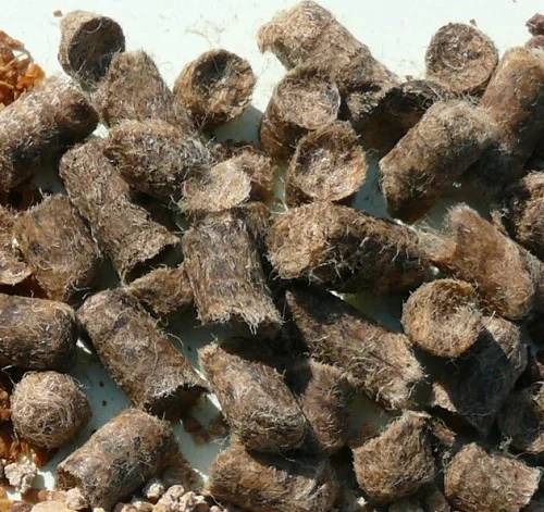 Braune Wollpellets. Klick führt zu Großansicht im neuen Fenster.