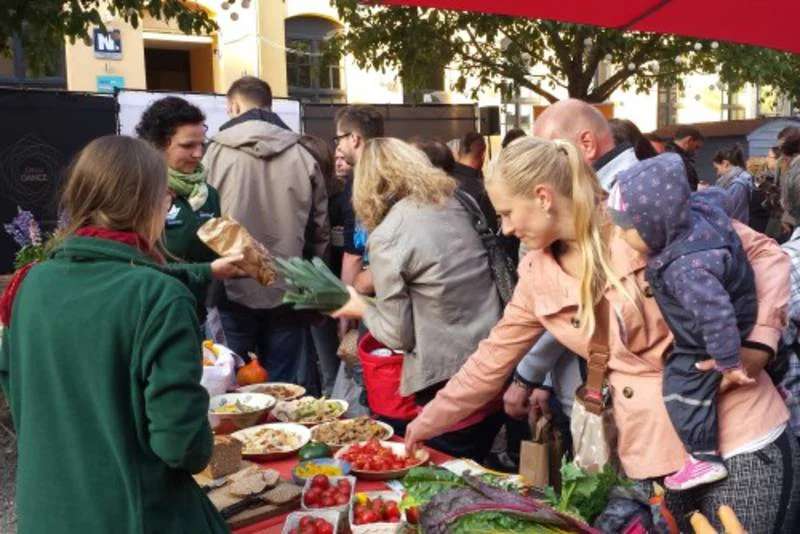 Marktstand mit verschiedenen Brotsorten zum Probieren. Klick führt zu Großansicht im neuen Fenster.