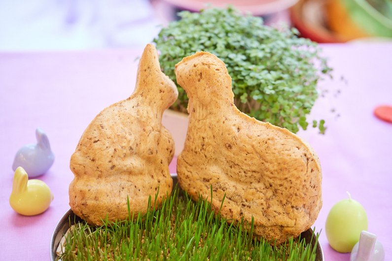 Holunderblütenbrot in Hasenform auf einem Blumentopf angerichtet.