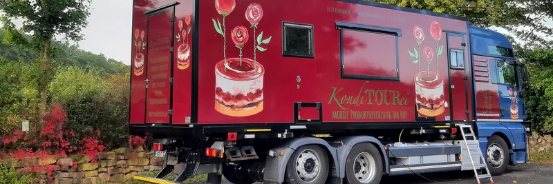 Ein LKW stehend auf einem Hof.