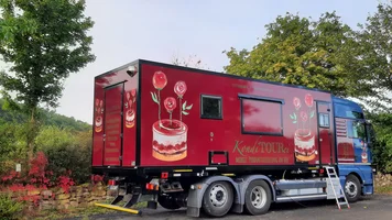 Ein LKW stehend auf einem Hof.