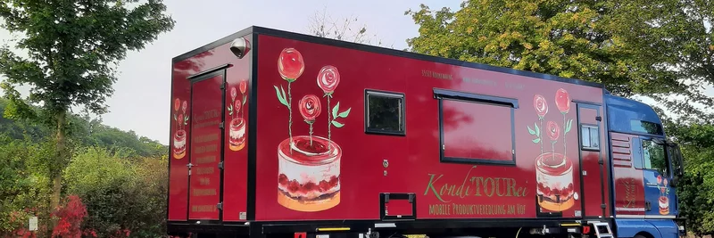 Ein LKW stehend auf einem Hof.