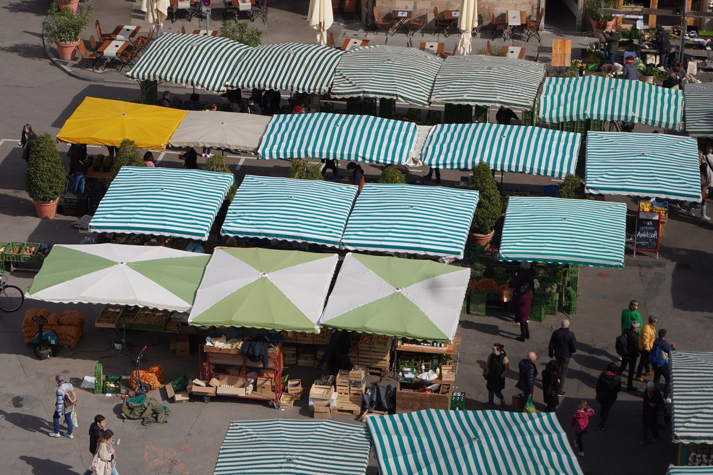 Wochenmarktstände von oben. Foto: Andreas Greiner  