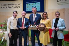 Vertreterinnen und Vertreter aus Politik beim Bio-Empfang auf der Grünen Woche. Alle schauen freundlich in die Kamera. Klick führt zur Großansicht.