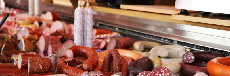 Wurst in einer Auslage bei einem Metzger.