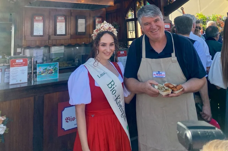Die bayerische Bio-Königin vor dem Bratwurststand "Jürgen's Bio-Bratwurst".