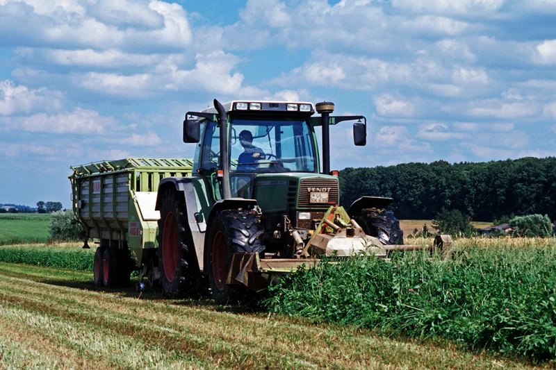 Traktor Mäht Kleegras. Klick führt zu Großansicht im neuen Fenster.