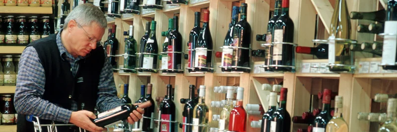 Kunde vor Weinregal