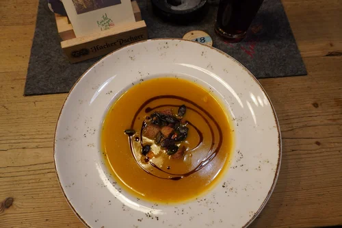 Teller mit Kürbissuppe. Klick führt zu Großansicht in einer Lightbox. Zum Schließen der Lightbox ESC drücken.