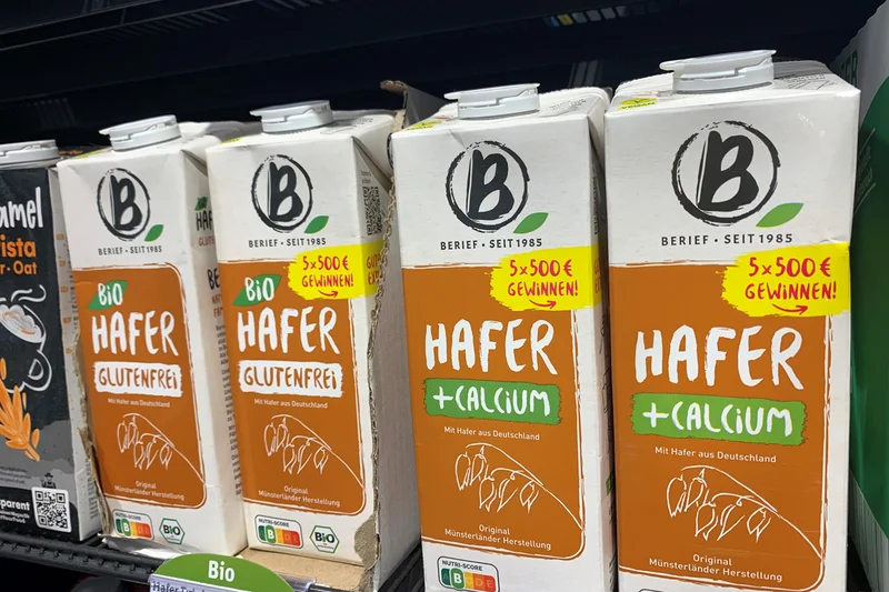 Haferdrinks im Regal. Klick führt zu Großansicht in neuem Fenster.