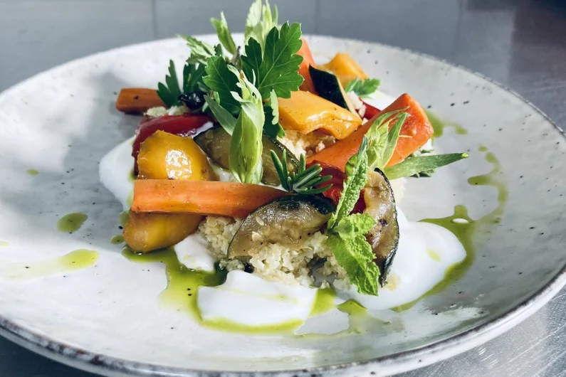 Hirse aus dem Spreewald mit gegrilltem Gemüse, Joghurt und Rucola-Öl. Klick öffnet neues Fenster zum Rezept.