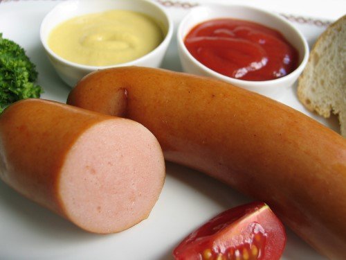 Bockwurst mit Senf und Ketchup. Klick führt zu Großansicht im neuen Fenster.