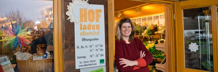 Kerstin Doppstadt steht im Türrahmen