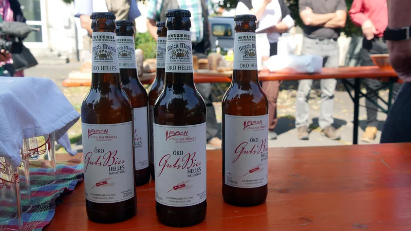 Biere mit Logo des Schlossguts. Klick führt zu Großansicht in neuem Fenster.