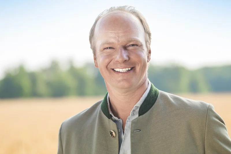 Stefan Hipp vor einem Getreidefeld
