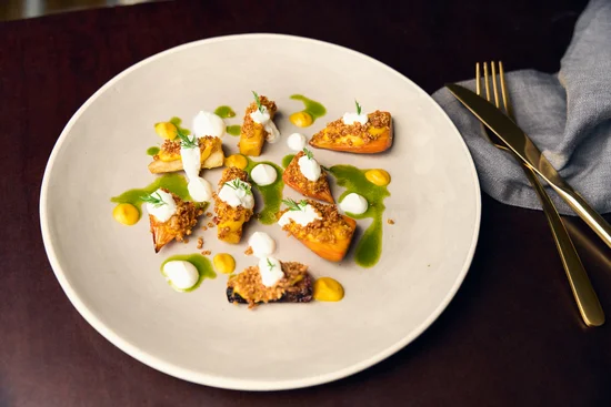 Herbstgemüse mit Quinoa, Joghurt und Korianderöl.