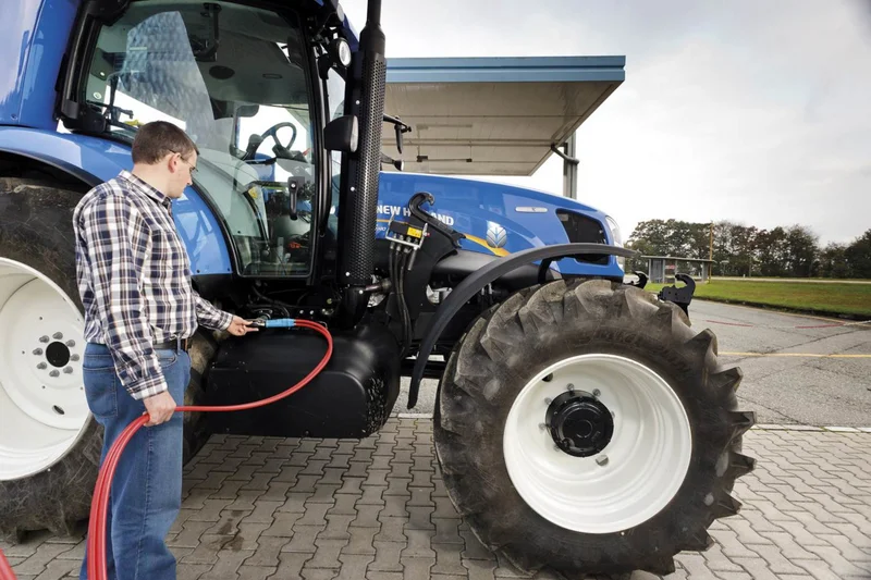 Mann, der einen Traktor betankt. Klick führt zu Großansicht.