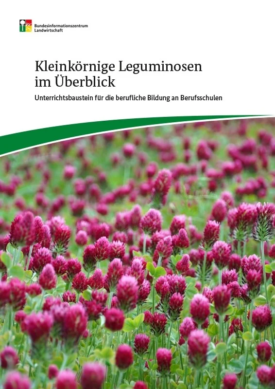 Cover des Unterrichtsbausteins mit einer rot blühenden Leguminosenpflanze darauf.