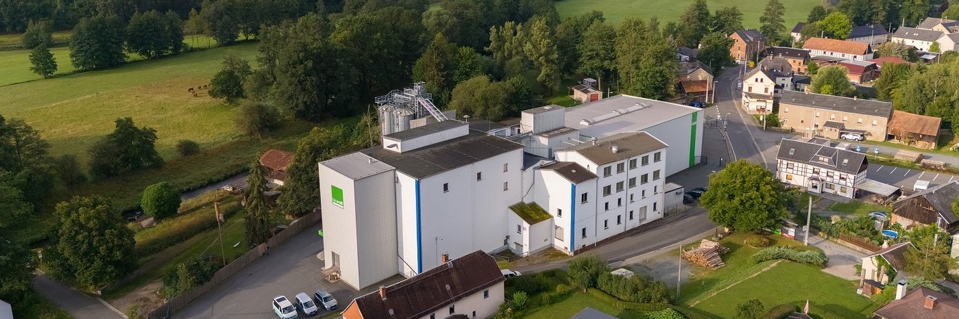 Blick auf eine Mühle von oben. 