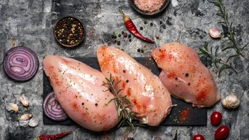 Rohes Geflügelfleisch. Quelle: GettyImages, E+, Stefan Tomic 