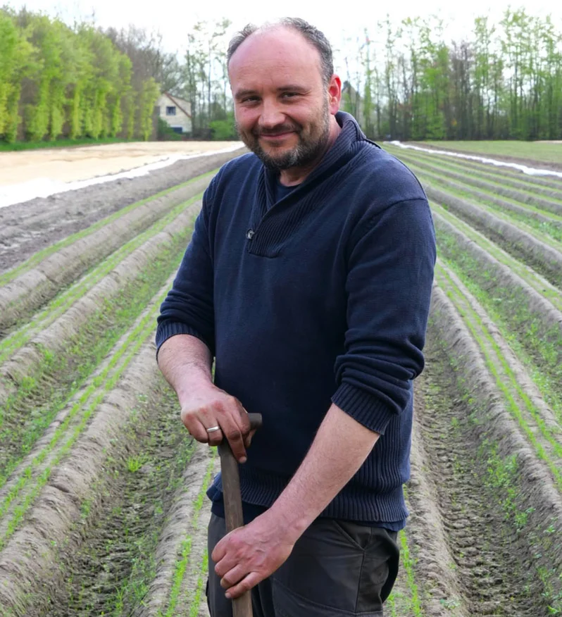 Landwirt Jan Richardt, der Kinsey-Düngung betreibt, auf seinem Acker. Klick führt zu Großansicht in neuem Fenster, schließen per ESC.