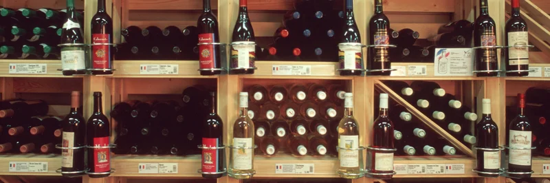 Weinregal im Supermarkt. Klick führt zu Großansicht im neuen Fenster.