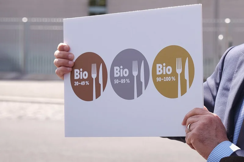 Schild mit den drei Bio-AHV-Siegeln in Bronze, Silber und Gold.
