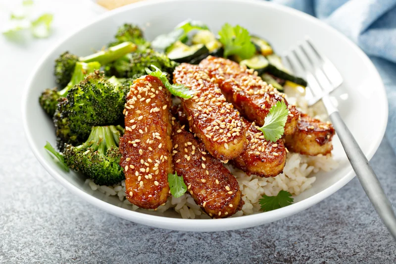 Tempeh mit Brokkoli auf Reis. Klick führt zu Großansicht im neuen Fenster.