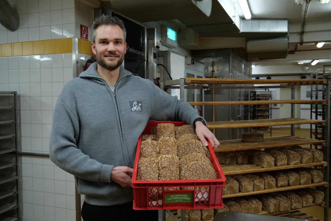 Leiter der Gutsbäckerei, Henning Zülow, mit einem Korb voller Bäckereierzeugnisse. (Klick führt zu Großansicht in einer Lightbox. Zum Schließen der Lightbox ESC drücken.)
