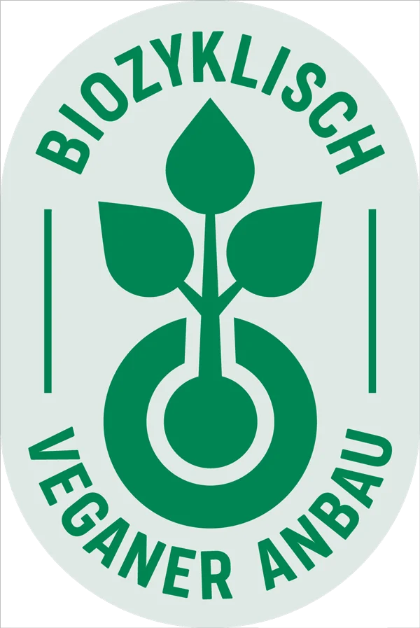 Grünes Schriftlogo des Vereins Biozyklisch-Veganer Anbau e.V.. Klick führt zu Großansicht im neuen Fenster.