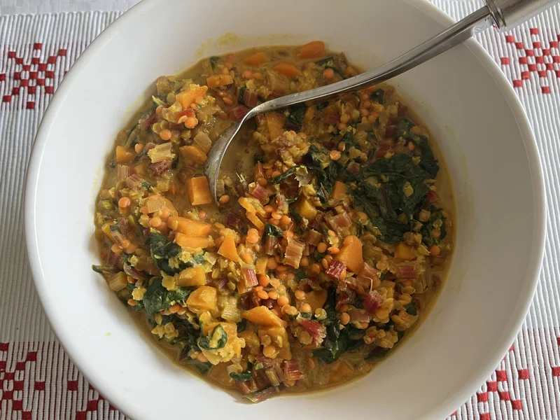 Curry mit roten Linsen, Möhren und buntem Mangold