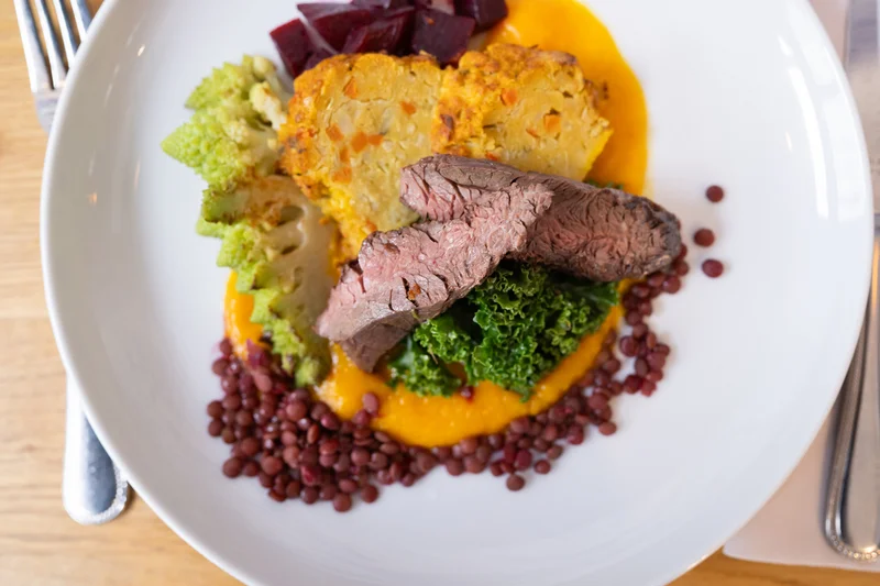 Blumenkohl-Kichererbsen-Braten mit Kürbiscreme und Romanesco und Nierenzapfen