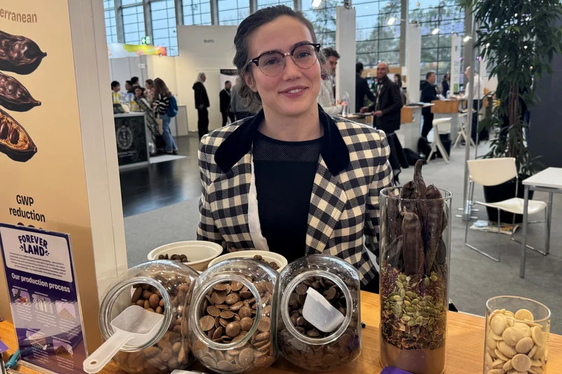 Alexandra Radini präsentiert Kakaoalternative Choruba.