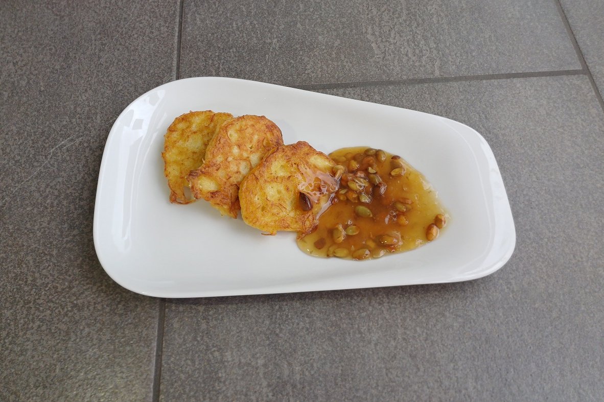 Sauerkrautpfannkuchen mit Apfelsoße und karamellisierten "Kakerlaken"