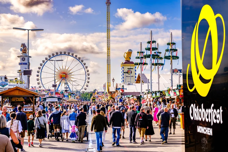 Menschen auf dem Oktoberfest in München. Klick führt zu Großansicht in einer Lightbox. Zum Schließen der Lightbox ESC drücken.