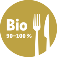 Rundes Logo in Gold mit weißer Inschrift "Bio 90-100%", daneben eine Gabel und ein Messer.