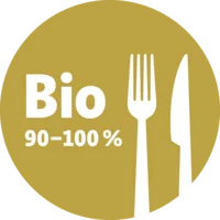 Rundes Logo in Gold mit weißer Inschrift "Bio 90-100%", daneben eine Gabel und ein Messer.