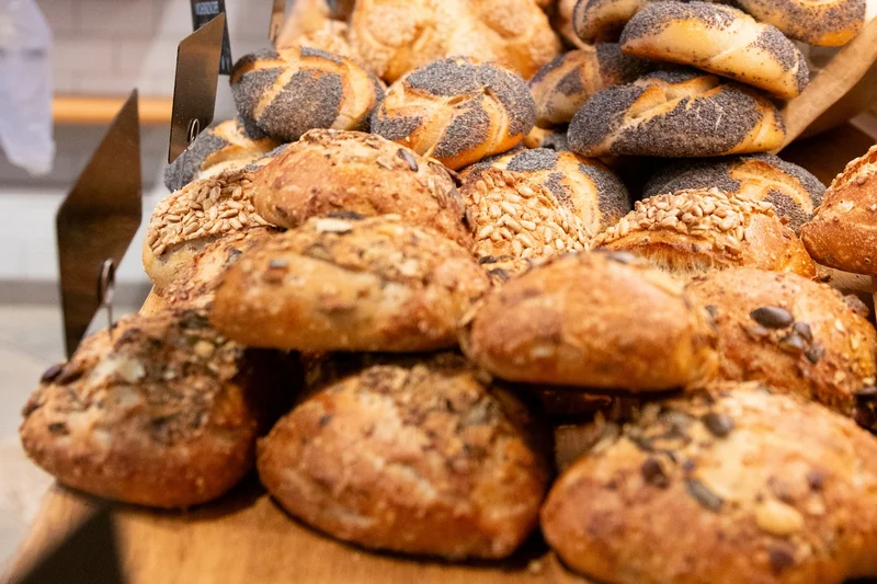 Verschiedene Brötchen in einer Bäckerauslage. Klick führt zu Großansicht.