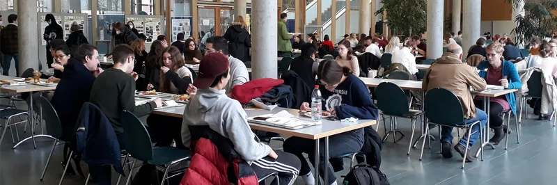 Menschen in einer Kantine