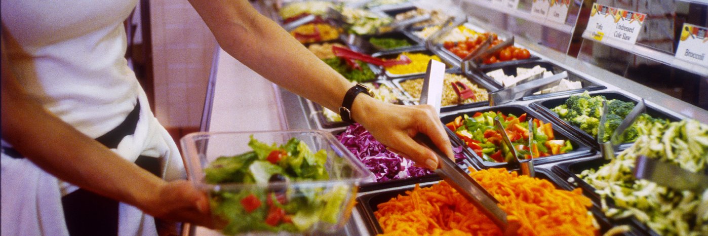 Salatbuffet in einer Kantine. 