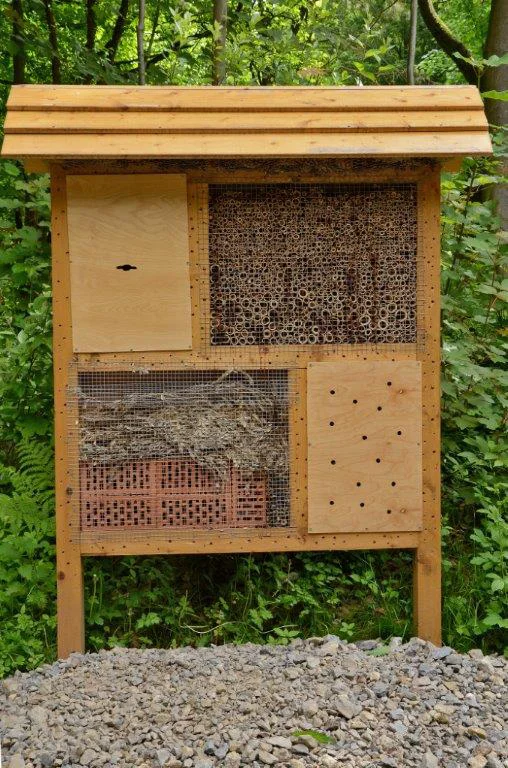 Insektenhaus. Klick führt zu Großansicht in neuem Fenster.