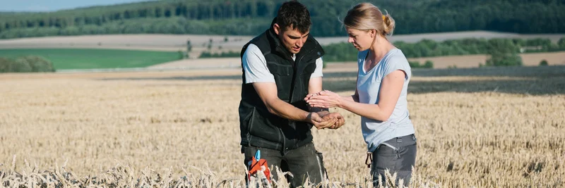 Mann und Frau auf Feld.