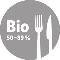 Rundes Logo in Silber mit weißer Inschrift "Bio 50-89%", daneben eine Gabel und ein Messer.