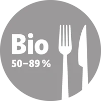 Rundes Logo in Silber mit weißer Inschrift "Bio 50-89%", daneben eine Gabel und ein Messer.
